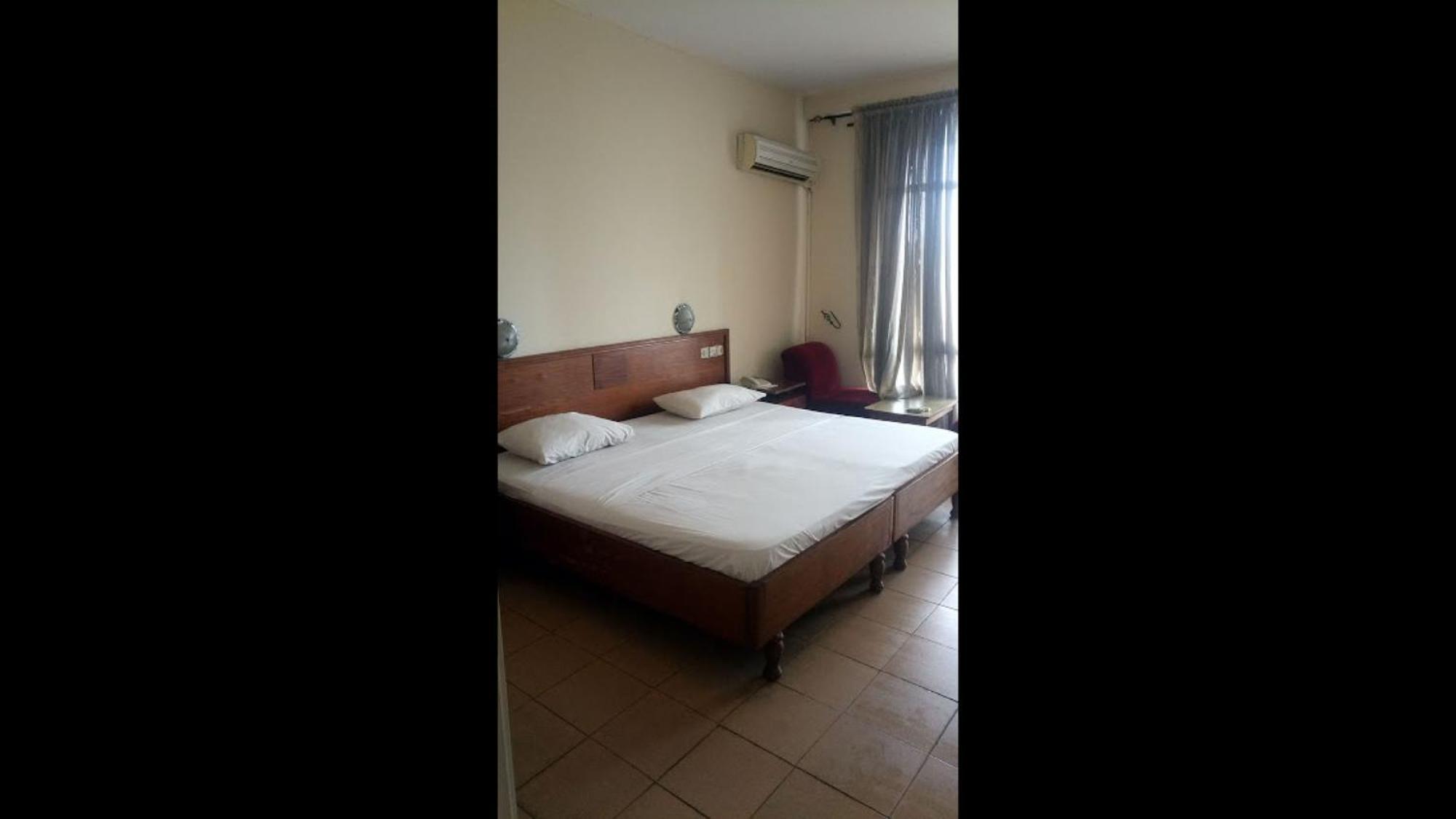 Room In Lodge - Premier Hotel-Ιμπαντάν Εξωτερικό φωτογραφία