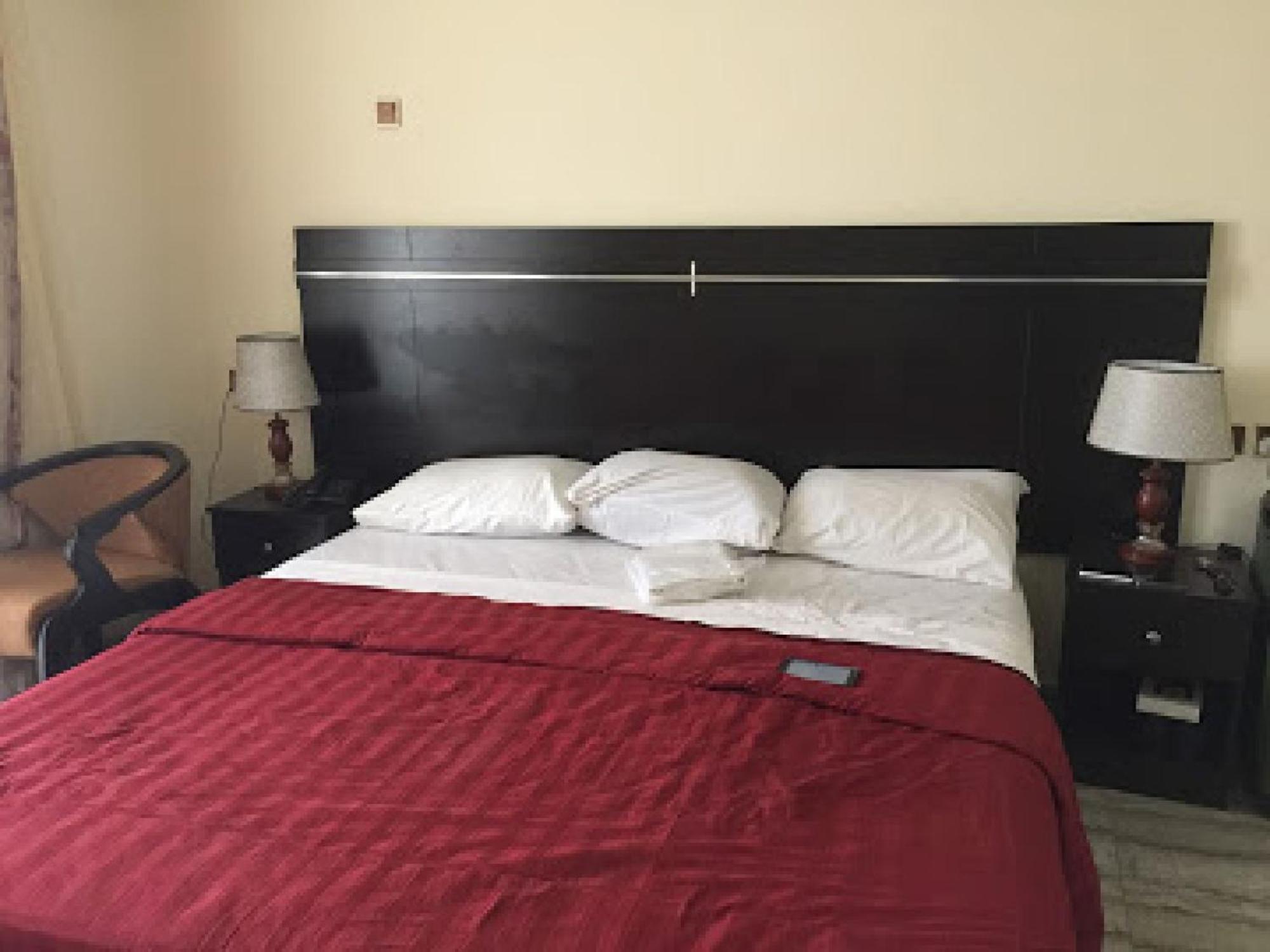 Room In Lodge - Premier Hotel-Ιμπαντάν Εξωτερικό φωτογραφία