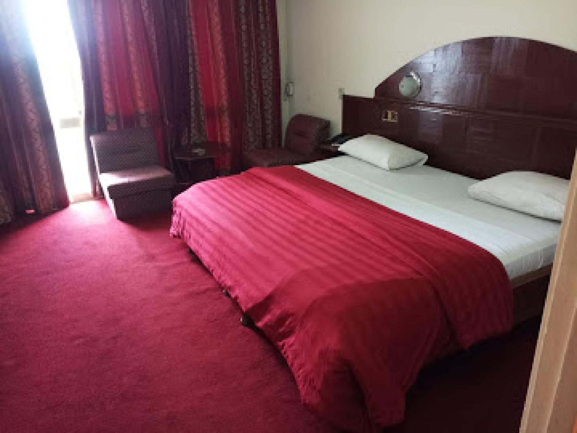 Room In Lodge - Premier Hotel-Ιμπαντάν Εξωτερικό φωτογραφία