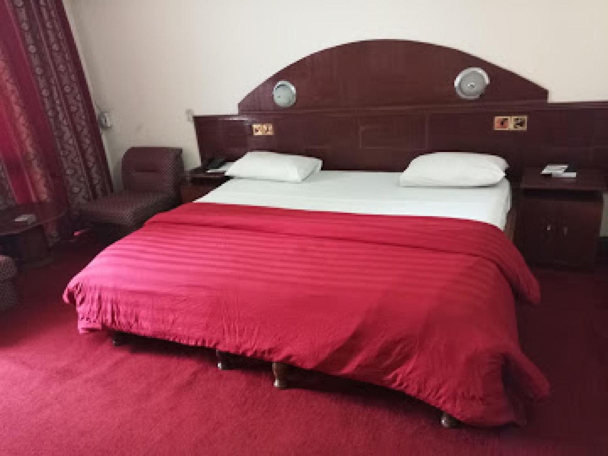 Room In Lodge - Premier Hotel-Ιμπαντάν Εξωτερικό φωτογραφία