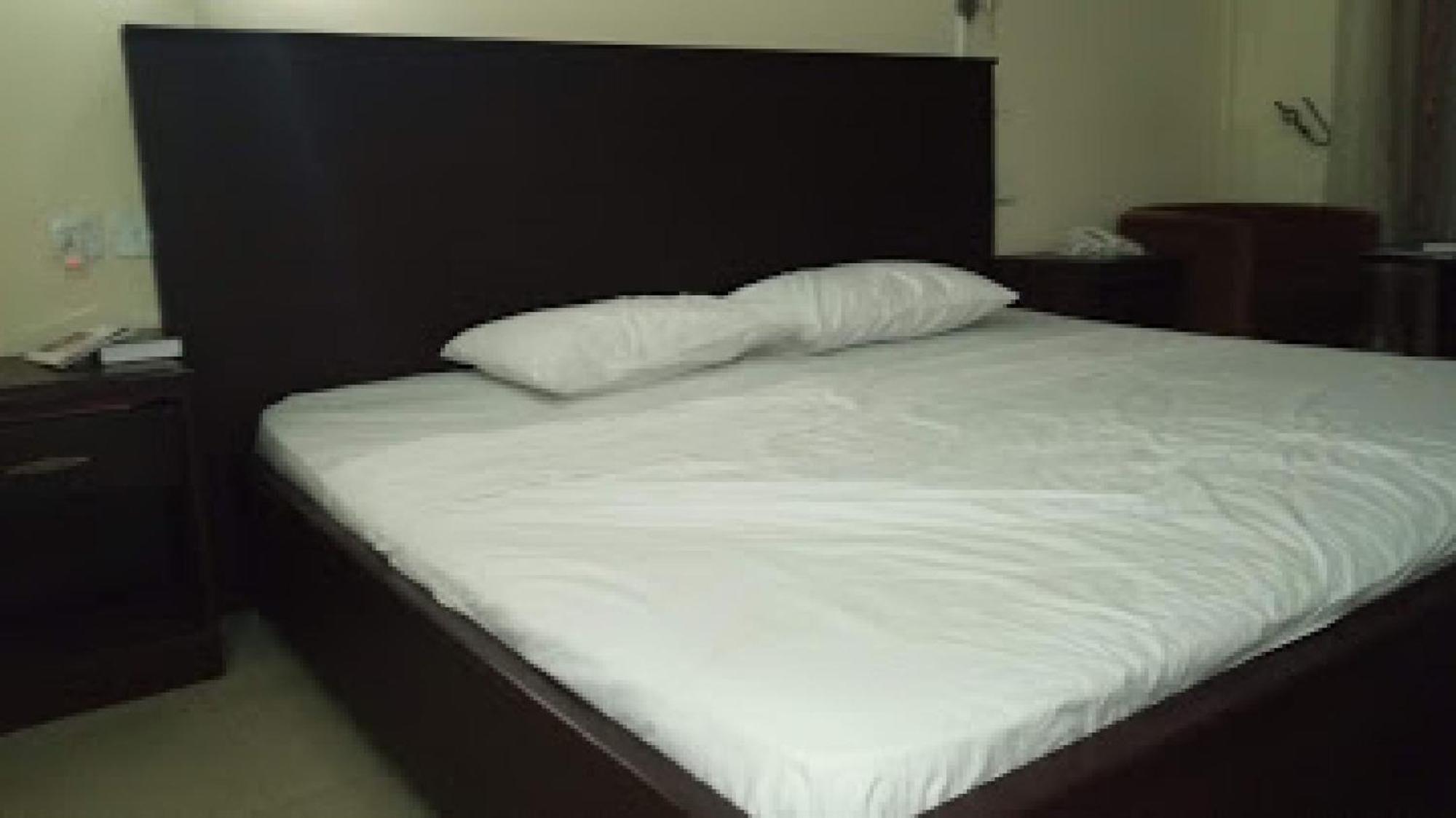 Room In Lodge - Premier Hotel-Ιμπαντάν Εξωτερικό φωτογραφία